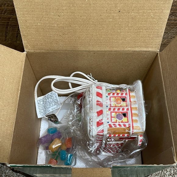 Department 56 "Dottie's Gumdrop Diner" Lighted Christmas 2004 COLLECTIBLE - Picture 13 of 13